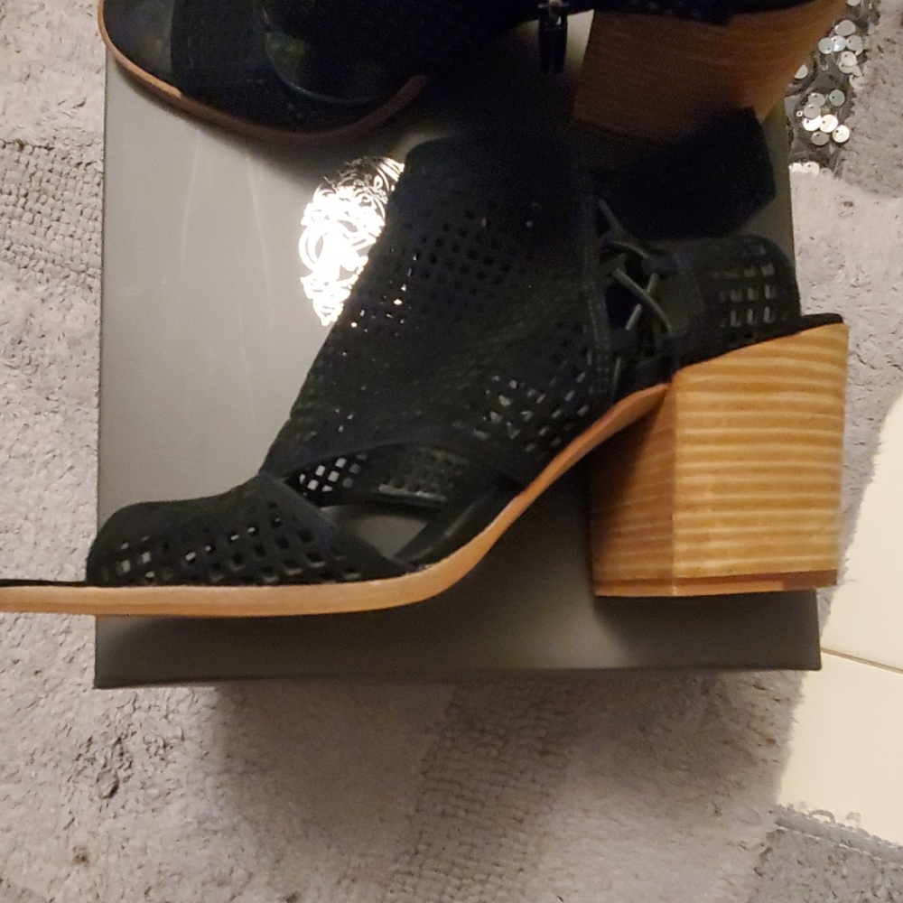 Perforated suede shooties